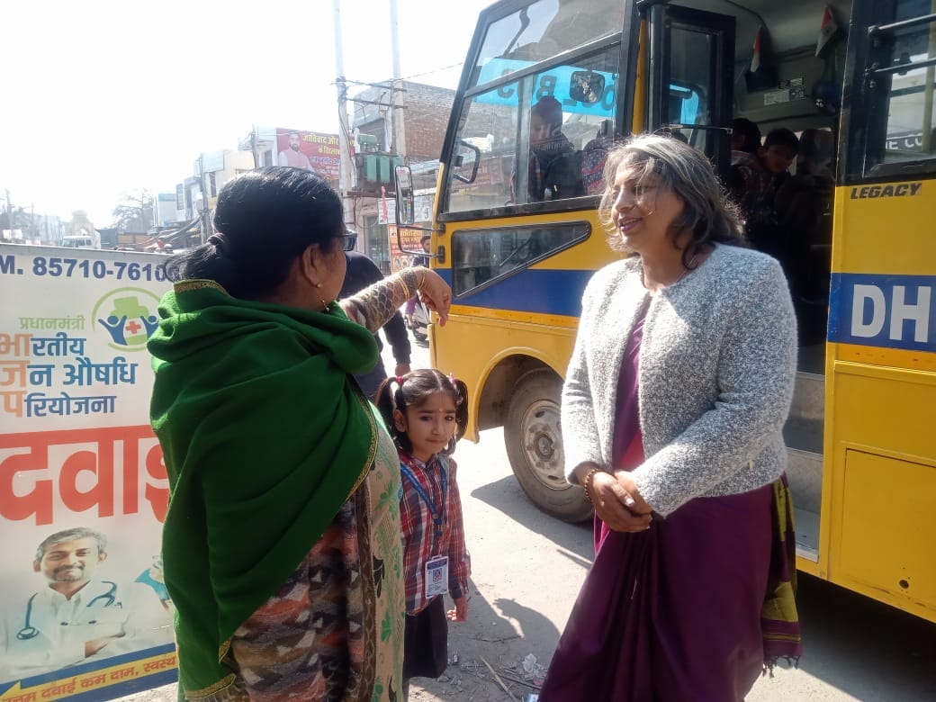 The Principal Ms. Parveen Dhillon has taken initiative to check the security and safety of the students during commuting in buses. She will also check how the parents  pick their ward from the bus. Under this initiative, she travelled along with students in bus and visited Pundri & Pharal.